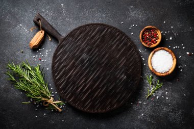 Mutfak masasında yemek arkaplanı. Baharatlar, otlar ve kesme tahtası. Metin için boşluk ile düz uzandı.