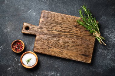 Siyah arka planda baharatlarla kesme tahtası. Kopyalama alanı olan üst görünüm.