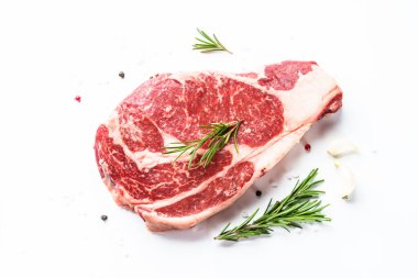 Baharatlı biftek. Pirzola, çiğ mermer et ve beyaz et..