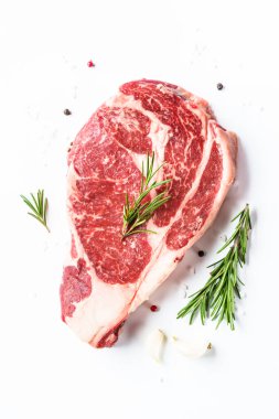 Baharatlı biftek. Pirzola, çiğ mermer et ve beyaz et..