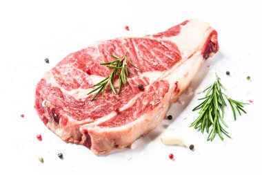 Biftek. İzole edilmiş beyaz et üzerinde pirzola..