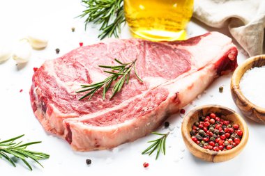 Biftek, pirzola, çiğ mermer et. Yakın plan..