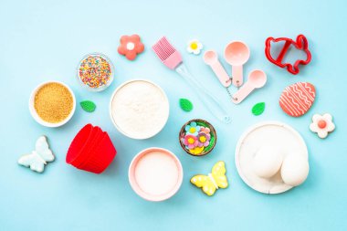 Mavinin Paskalya pişirme arka planı. Un, kenar, şeker ve zencefilli kurabiye. Kopyalama alanı olan üst görünüm.