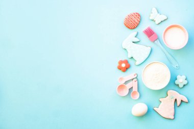 Paskalya pastası, un, kenar, şeker ve zencefilli kurabiye. Mavi üzerine üst görünüm.