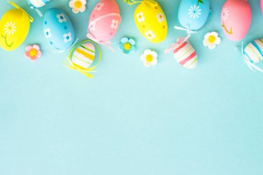 Mavi arka planda Paskalya yumurtaları. Kopyalama alanı olan düz.