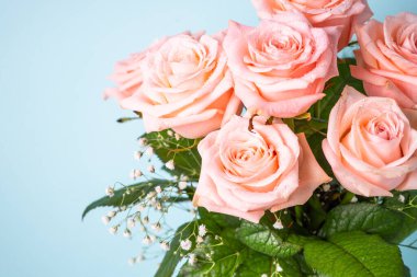 Mavi arka planda Paskalya yumurtaları. Kopyalama alanı olan düz.