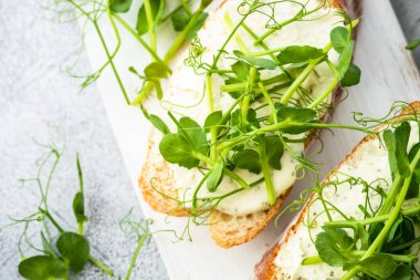 Krem peynirli tost ve mikro yeşillik. Sağlıklı yemek, vejetaryen. Makro.