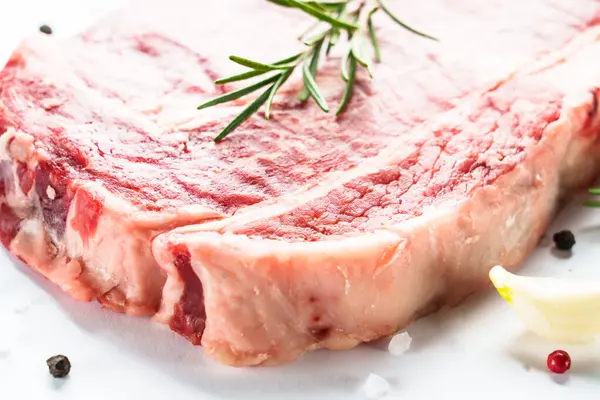 Biftek Pirzola Çiğ Mermer Yakın Plan — Stok fotoğraf