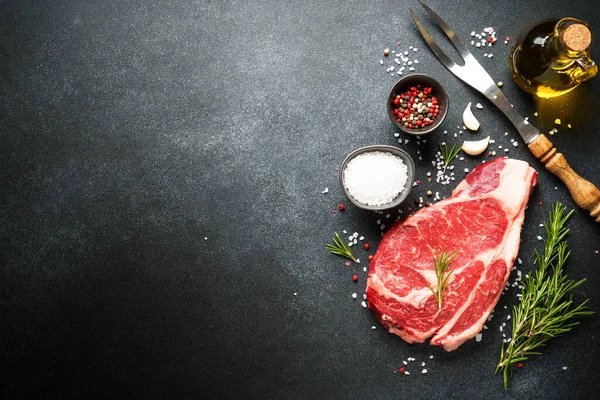 Hovězí Steak Kořením Černém Pozadí Ribeye Steak Syrové Maso Horní — Stock fotografie