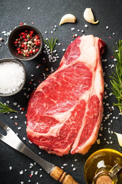Biftek Biftek Kuru Siyah Arka Planda Baharatlar Var Üst Görünüm — Stok fotoğraf
