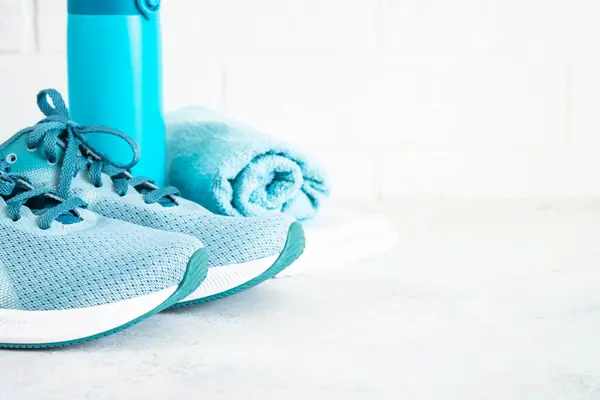 Fitness Achtergrond Sportuitrusting Wit Sneakers Halters Handdoek Groene Appel Met — Stockfoto
