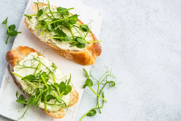 Toast Met Roomkaas Microgreens Gezond Eten Vegetarisch Gerecht Vlak Wit — Stockfoto