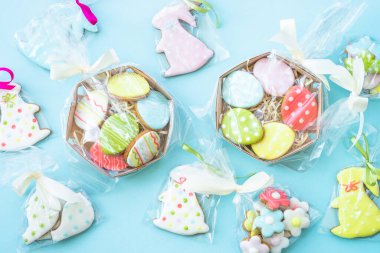 Mavi üzerine Paskalya zencefilli kurabiye. Paskalya hediyesi için fikir, hediye. Kopyalama alanı olan düz.