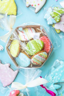 Mavi üzerine Paskalya zencefilli kurabiye. Paskalya hediyesi için fikir, hediye. Kopyalama alanı olan düz.