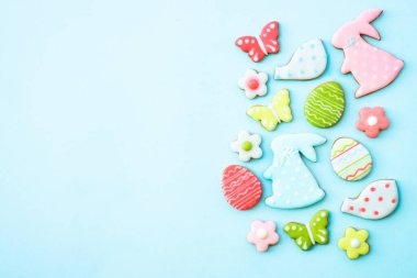 Paskalya kurabiyesi, tavşan, yumurta, çiçek, ev yapımı pişirme. Kopyalama alanı olan üst görünüm.