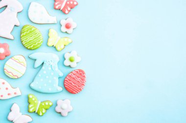 Paskalya kurabiyesi, tavşan, yumurta, çiçek, ev yapımı pişirme. Kopyalama alanı olan üst görünüm.