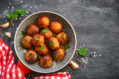 Domates soslu köfte ve tavada otlar. Kopyalama alanı olan üst görünüm.