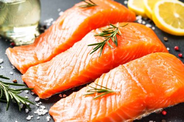 Somon fileto, biberiye ve baharatlı çiğ balık. Makro resim.