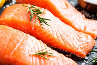 Somon fileto, biberiye ve baharatlı çiğ balık. Makro resim.