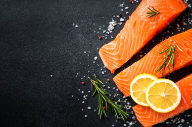 Somon fileto, siyah masada çiğ balık. Üst görünüm.