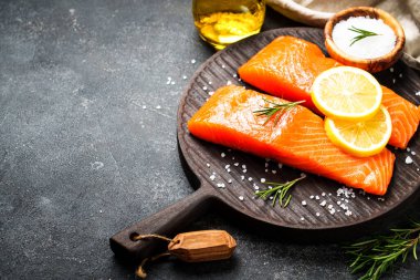 Limon ve baharatlı somon filetosu. Sanatta çiğ balık kesme tahtası..