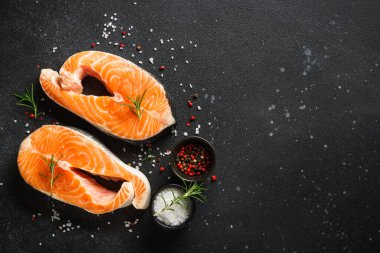 Çiğ balık, siyah arka planda taze somon bifteği..