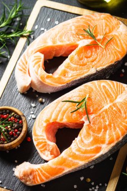 Baharatlı taze biftekler. Kapat..