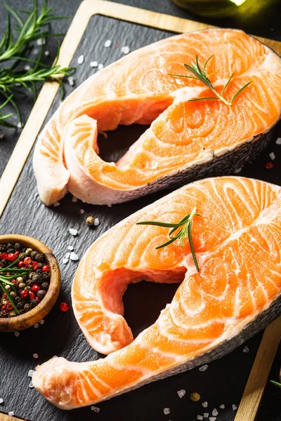 Baharatlı taze biftekler. Kapat..