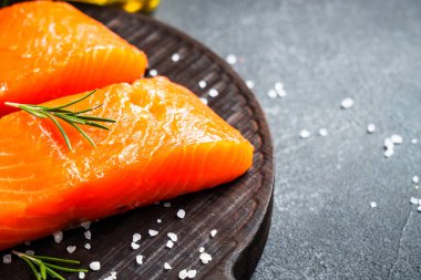 Limon ve baharatlı somon filetosu. Sanatta çiğ balık kesme tahtası..