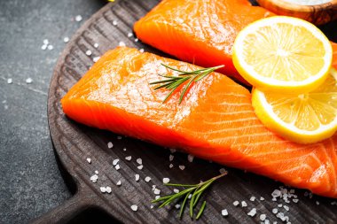 Limon ve baharatlı somon filetosu. Sanatta çiğ balık kesme tahtası..