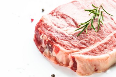 Biftek, pirzola, çiğ mermer et. Yakın plan..