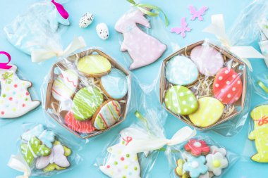 Mavi üzerine Paskalya zencefilli kurabiye. Paskalya hediyesi için fikir, hediye. Kopyalama alanı olan düz.