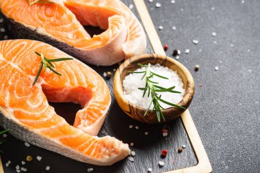 Baharatlı taze biftekler. Kapat..