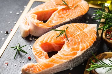 Baharatlı taze biftekler. Kapat..