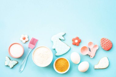 Paskalya pastası, un, kenar, şeker ve zencefilli kurabiye. Mavi üzerine üst görünüm.