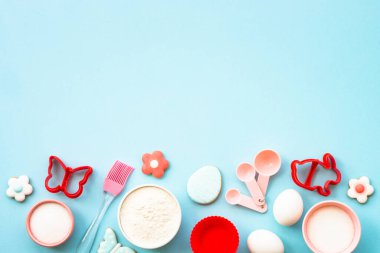 Mavinin Paskalya pişirme arka planı. Un, kenar, şeker ve zencefilli kurabiye. Kopyalama alanı olan üst görünüm.