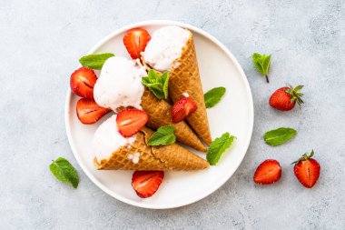 Taş masada taze çilekli ev yapımı dondurma. Düz yatıyordu.