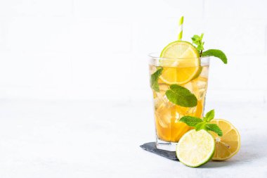 Buzlu çay ya da limonata. Mutfak masasında yaz içeceği.