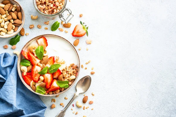 Joghurt Mit Müsli Und Erdbeeren Auf Weißem Hintergrund Gesunder Snack — Stockfoto