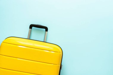 Mavi arka planda bavul. Seyahat konsepti. İyi tatiller, tatiller.