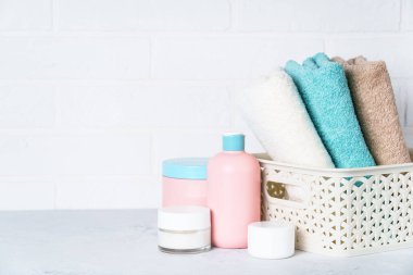 Kozmetik ürünler ve temiz havlular banyoda. Spa tedavisi ve güzellik.