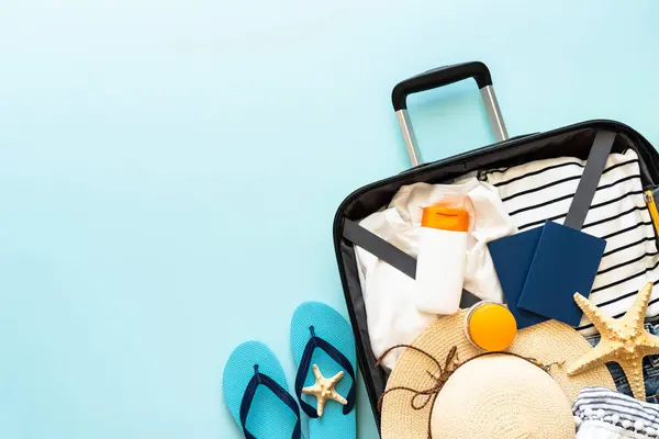 青い背景に夏の布 パスポートが付いているスーツケースを開けて下さい フラットレイイメージ — ストック写真