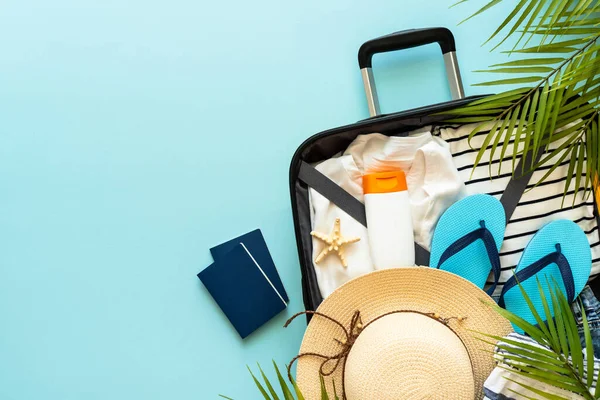 オープンスーツケース付き夏布 靴やアクセサリー上の青の背景 夏休み 旅行のコンセプト 平置き画像 — ストック写真