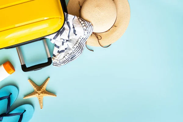 旅行の背景 夏休み スーツケース パスポート 夏の布を青の背景に コピースペース付きフラットレイ画像 — ストック写真