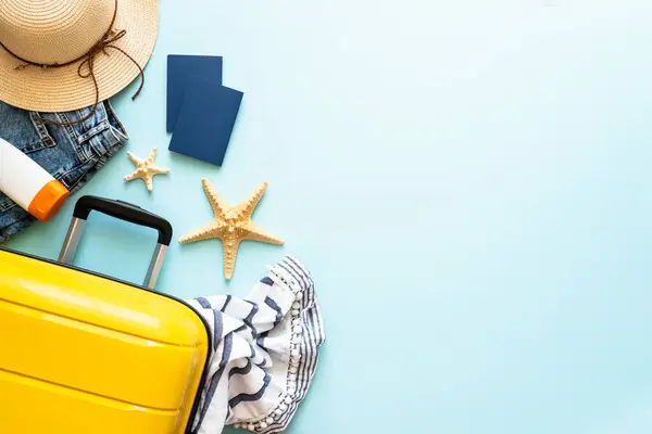 旅行の背景 夏休み スーツケース パスポート 夏の布を青の背景に コピースペース付きフラットレイ画像 — ストック写真