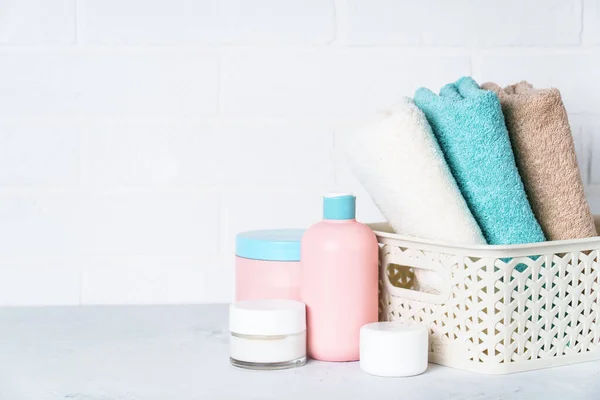 化妆品和清洁毛巾在浴室里 温泉治疗与美容 — 图库照片