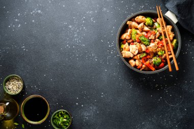 Soya soslu tavuk kızartması ve siyah arka planda sebze. Kopyalama alanı olan düz.