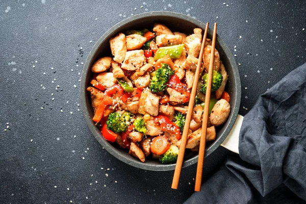 Chicken Stir Fry Vegetables Sesame Black Background Traditional Asian Cuisine — Stock Photo, Image