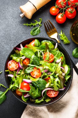 Salata yapraklı yeşil salata ve siyah arka planda sebze. Kopyalama alanı olan üst görünüm.