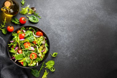Sağlıklı yemek, vejetaryen kasesi. Taze yapraklı ve sebzeli yeşil salata. Kopyalama alanı olan düz.